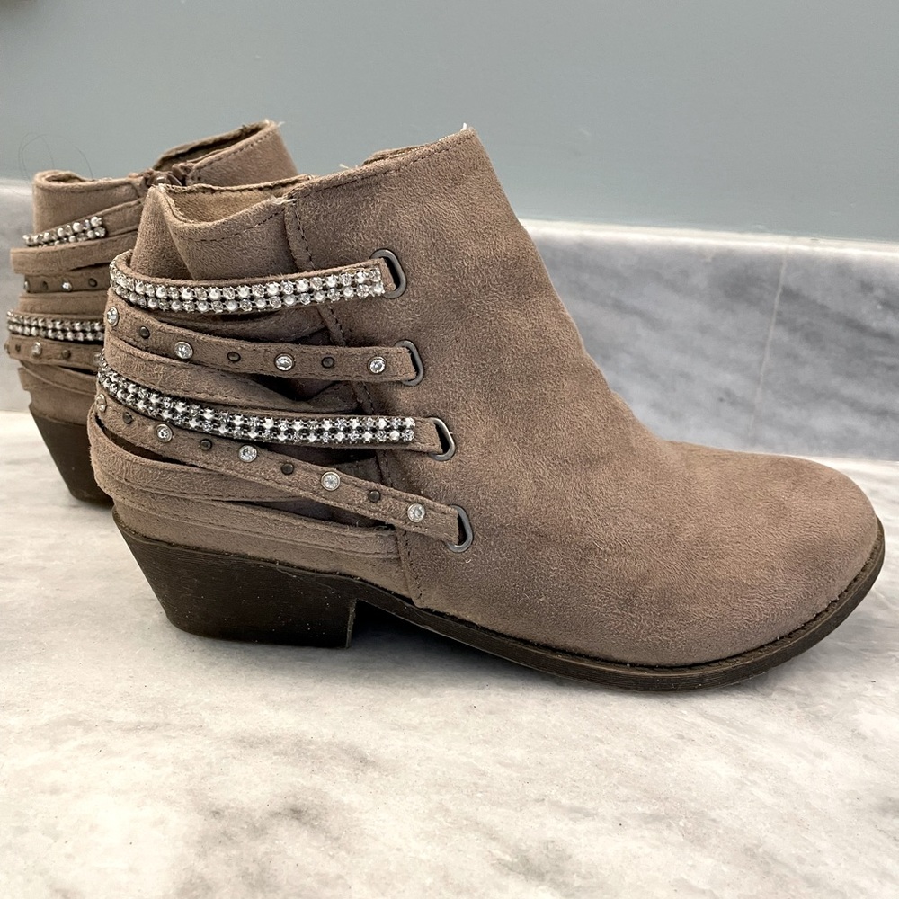 Girls taupe bootie with fun ankle